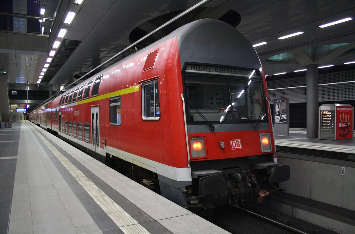 RE3 (RE3331) von Pasewalk nach Berlin Südkreuz ist auf dem Weg ins BW nach Berlin Lichtenberg. Soeben wird im Tiefbahnhof des Berliner Hauptbahnhofs auf die Durchfahrt gewartet. (2.8.2016)