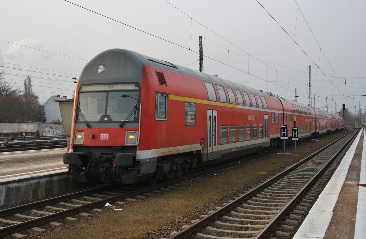 RE3 (RE3344) ist am 11.2.2017 von Berlin Hauptbahnhof (tief) nach Schwedt(Oder) unterwegs, soeben wird Berlin Lichtenberg erreicht. Schublok war 112 165.