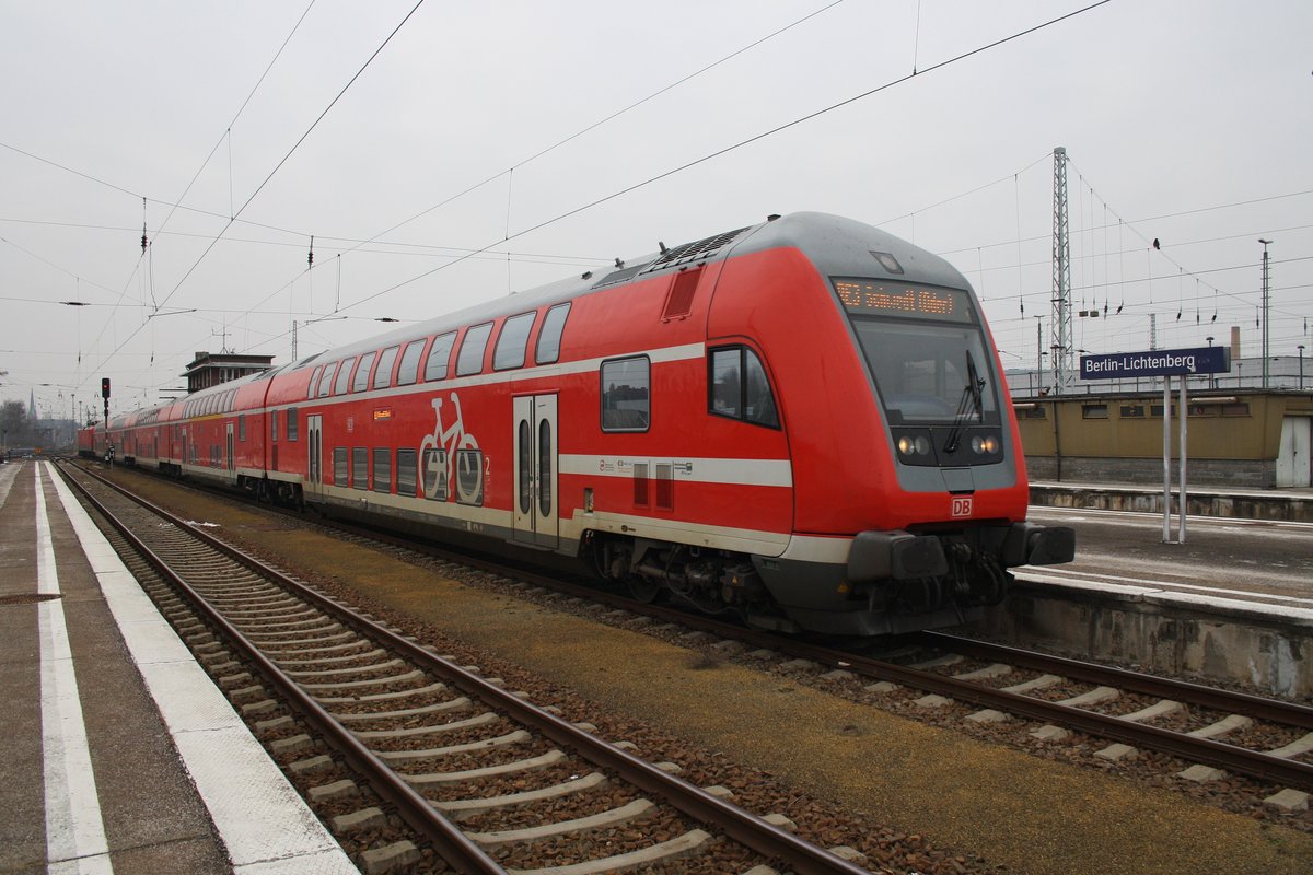 RE3 (RE3346) von Berlin Hauptbahnhof (tief) nach Schwedt(Oder) erreicht am 12.2.2017 den Bahnhof Berlin Lichtenberg. Schublok war 112 185.