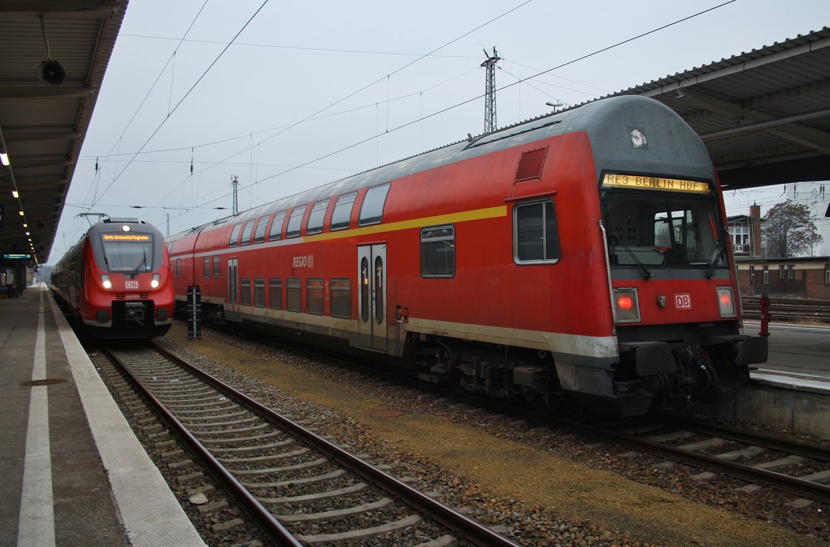 RE3 (RE3351) von Schwedt(Oder) nach Berlin Hauptbahnhof (tief) steht am 11.2.2017 in Berlin Lichtenberg. Zuglok war 112 116.