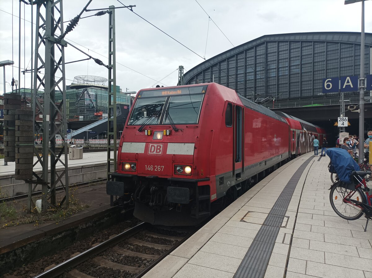 RE30 Bremen Hbf mit 146 267  und Dostos in Hamburg Hbf am. 26.7.21