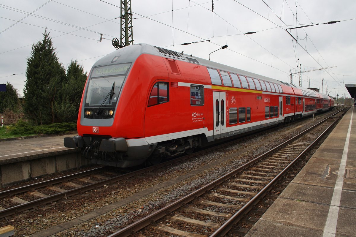 RE30 (RE16319) nach Halle(Saale) Hauptbahnhof steht am 7.4.2017 im Magdeburger Hauptbahnhof bereit. Schublok war 146 014.