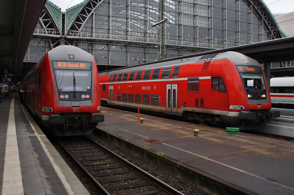 RE30 (RE4161) von Kassel Hauptbahnhof trifft am 02.10.2017 im Frankfurter Hauptbahnhof auf den RE30 (RE4176) nach Marburg(Lahn).