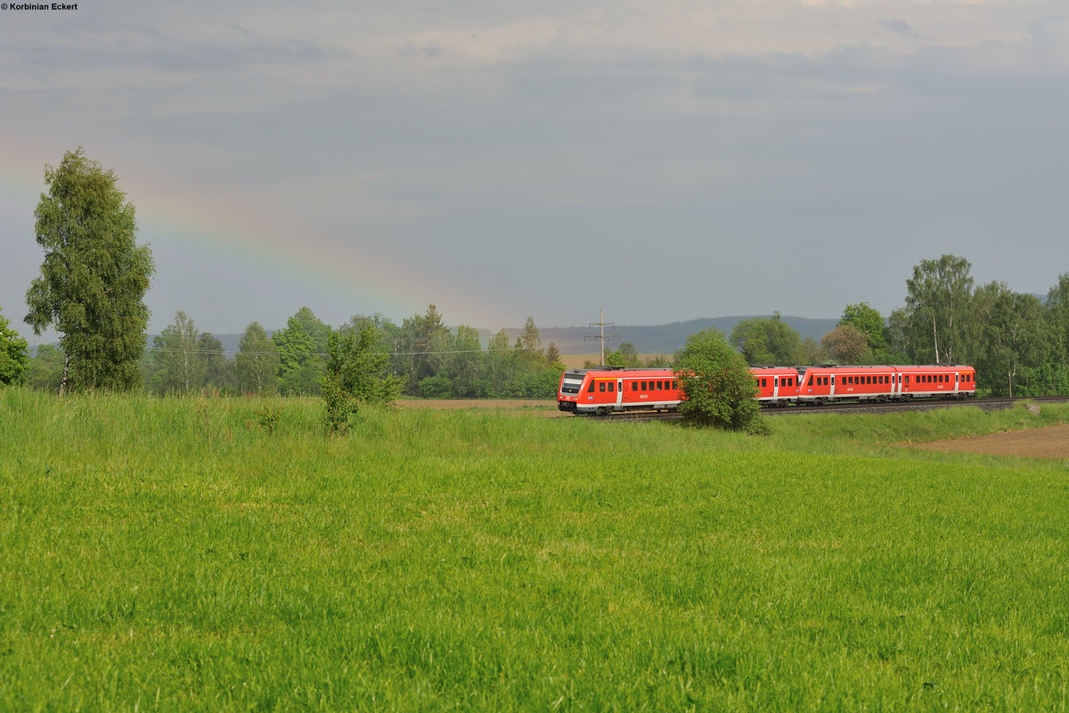 RE3431 von Nürnberg nach Hof kam gerade vorbei als sich am Himmel ein Regenbogen bildete und dem Bild ein völlig neues Motiv gab, 28.05.2016