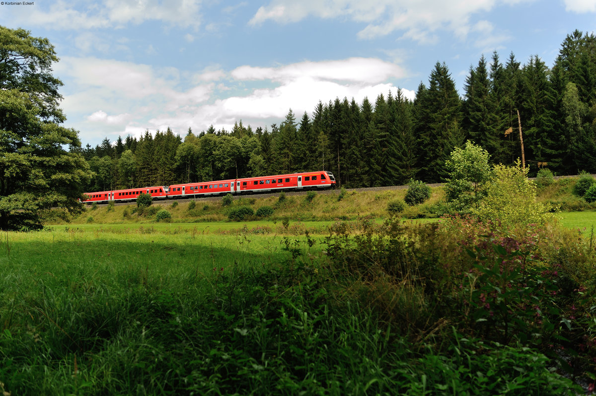 RE3432 von Hof Hbf nach Nürnberg bei Schnepfenmühle kurz vor Niederlamitz, 19.08.2016