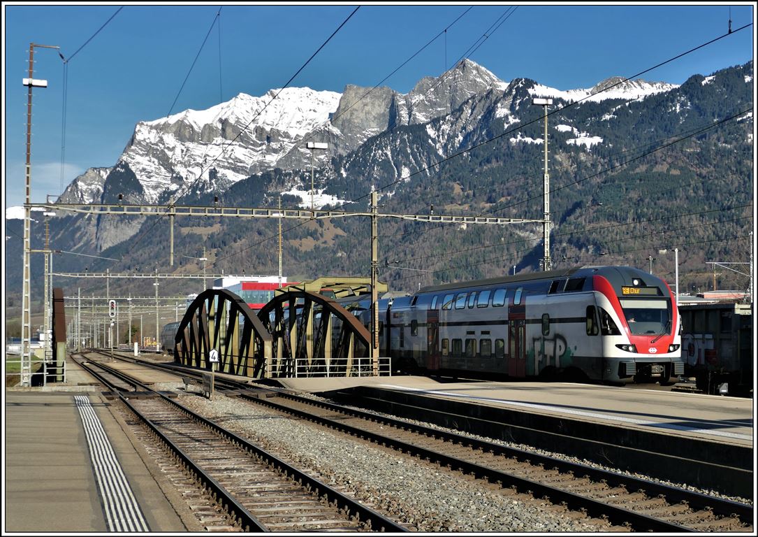 RE3467 aus Zürich mit 511 037 fährt in Landquart ein. (31.12.2019)