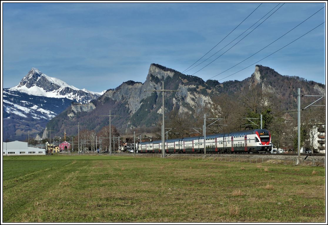 RE3471 mit 511 018 bei Maienfeld mit Gauschla 2310m, Regitzer Spitz 1135m und Schnielskopf 997m. (31.12.2019)
