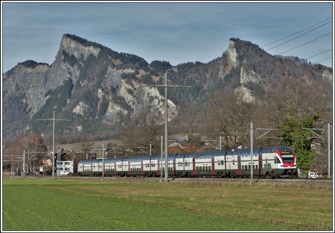RE3472 mit 511 037 bei Maienfeld mit Regitzer Spitz 1135m und Schnielskopf 997m. (31.12.2019)