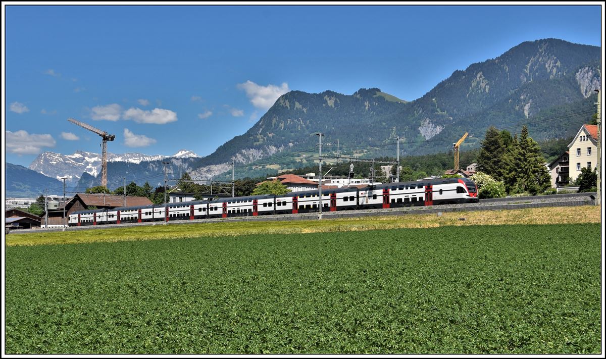 RE3473 aus Zürich HB mit einem Kiss 511 in Chur Wiesental. (01.06.2020)