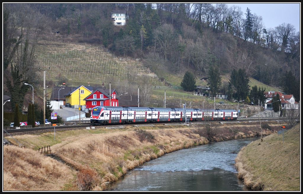 RE3813 nach Chur folgt dem Binnenkanal zwischen St.Margrethen und Au SG. (04.02.2014)
