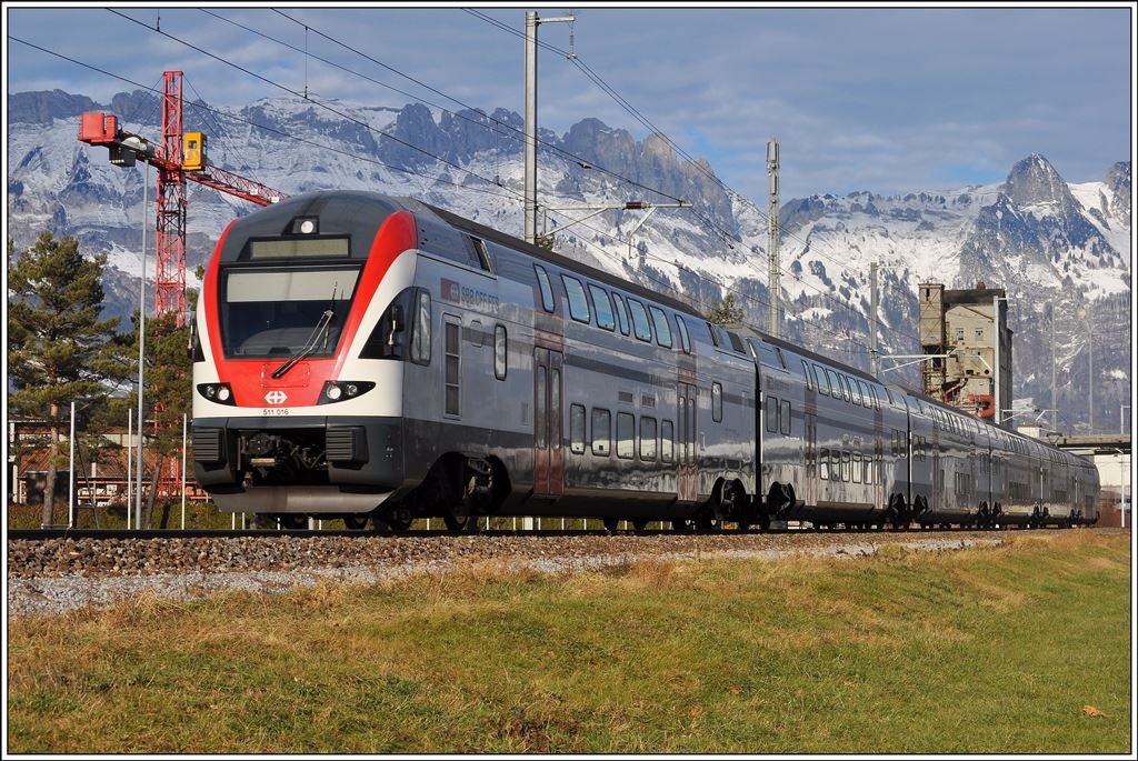 RE3813 nach Chur mit 511 016 vor der Alpsteinkulisse bei Buchs SG. (15.12.2013)
