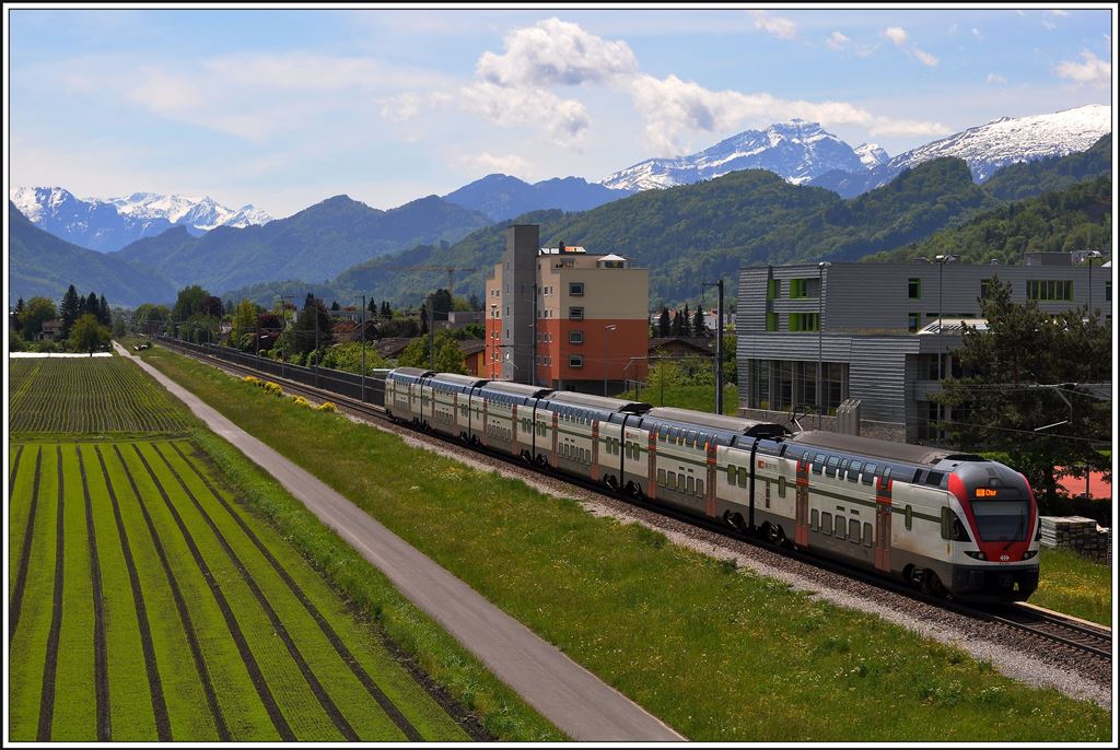 RE3815 511 017 zwischen Buchs und Räfis mit dem Calanda im Hintergrund. (08.05.2014)