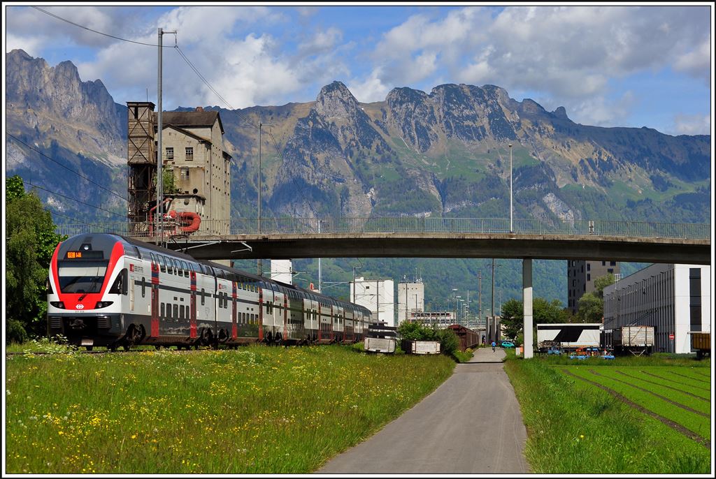 RE3822 511 015 beim alten Basaltwerk in Buchs SG mit der Staubern Kanzel und Amboss im Hintergrund. (08.05.2014)
