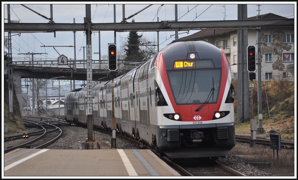 RE3925 mit 511 018 nach Chur startet seit Fahrplanwechsel in Wil und erreicht hier soeben Gossau SG. (16.01.2014)