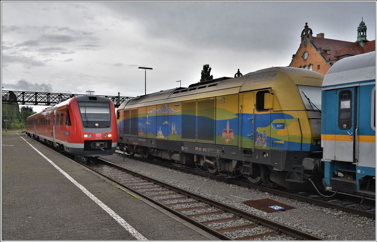 RE3987 mit 612 118 fährt in Lindau ein und Alex RB92043 mit ER20-013 steht zur Abfahrt bereit. (05.07.2018)