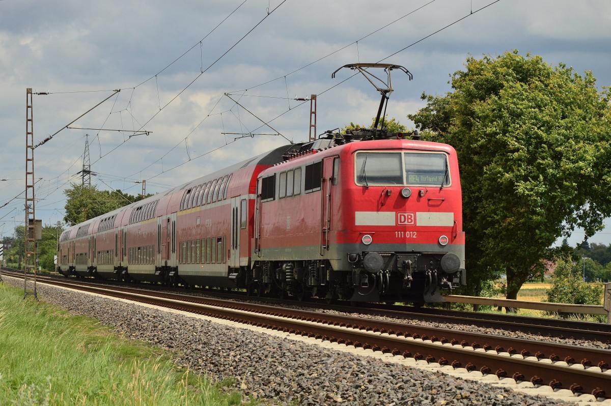 RE4 von Aachen nach Dortmund fahrend bei Wickrathhahn, geschoben von der 111 012.
6.7.2014