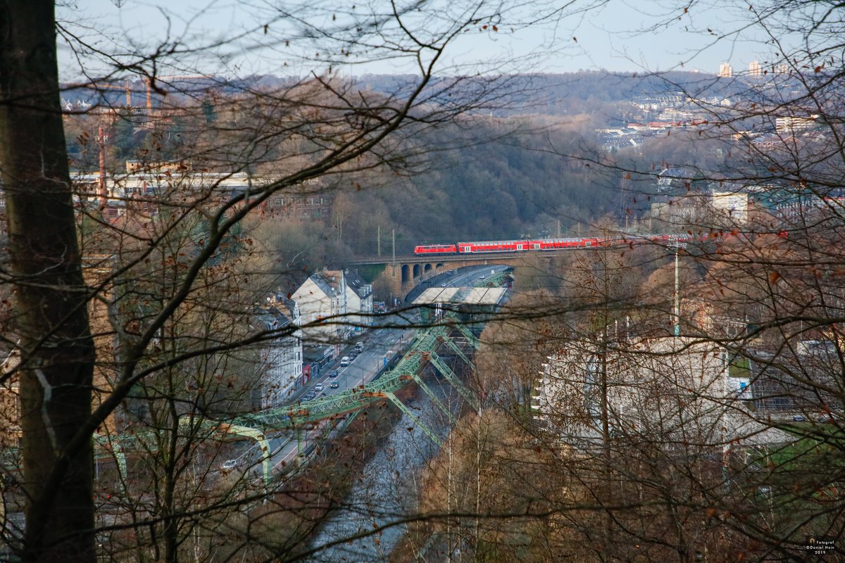 RE4 auf der Sonnborner Brücke in Wuppertal, am 28.12.2019.