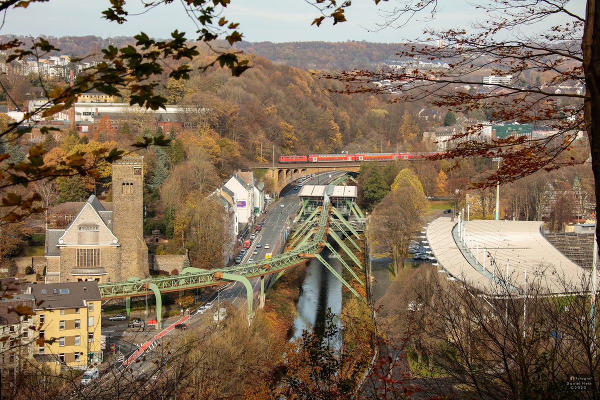 RE4 auf der Sonnborner Brücke in Wuppertal, November 2020.