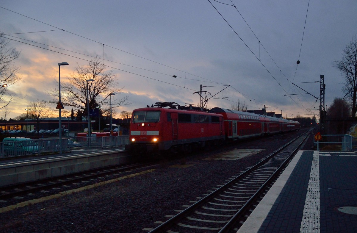 RE4 gezogen von der 111 155 bei der Durchfahrt in Kleinenbroich auf ihrem Weg nach Dortmund. 10.2.2016