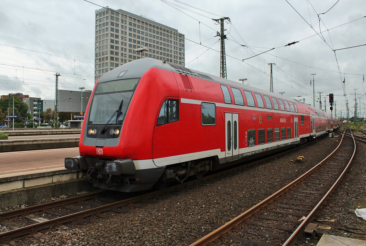 RE4 (RE99067)  Wupper-Express  von Wuppertal-Oberbarmen nach Dortmund Hauptbahnhof fährt am 18.8.2017 in den Zielbahnhof ein. Schublok war 111 127.