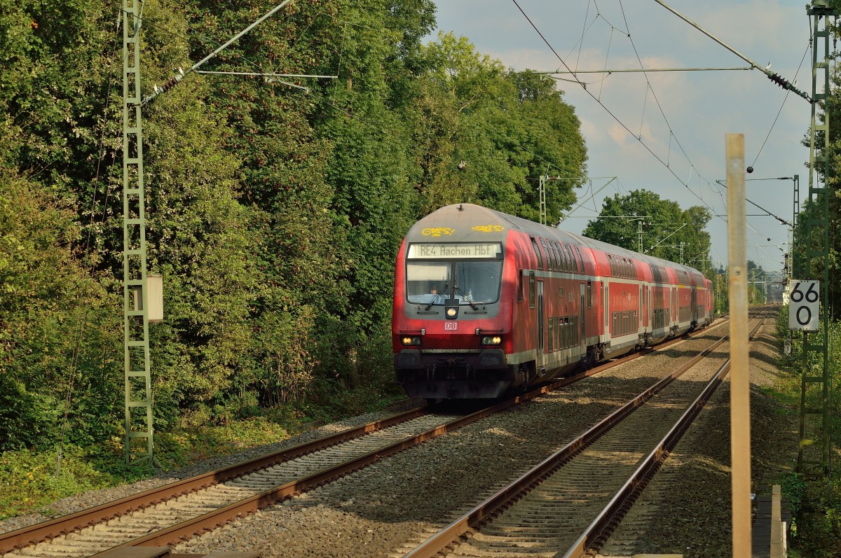 RE4 Steuerwagenvoraus auf der Rampe zwischen Korschenbroich und Lürrip, geschoben wird die Fuhre von der 111 119 am Sonntag den 14.9.2014