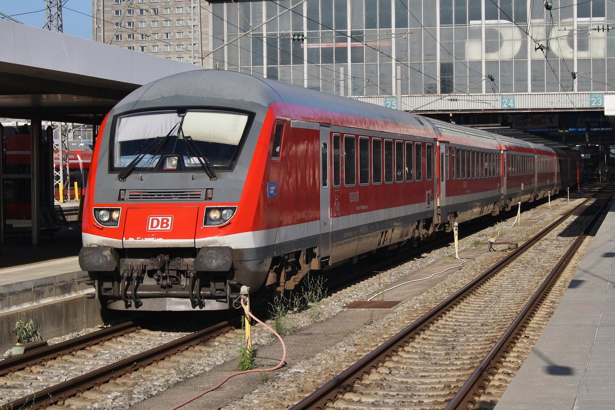 RE4040  München-Nürnberg-Express  von München Hauptbahnhof nach Nürnberg Hauptbahnhof macht sich am 13.8.2017 im Startbahnhof auf den Weg. Schublok war 101 117-0.