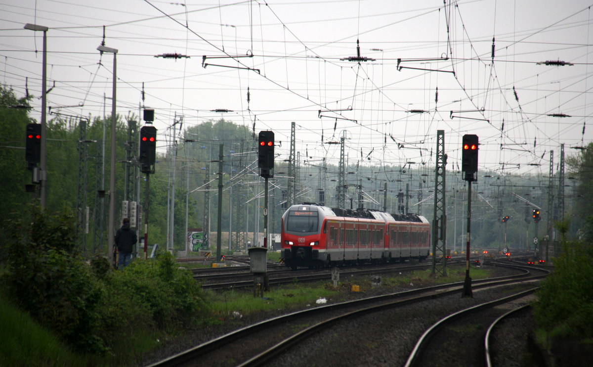 RE42 von Mönchengladbach-Hbf nach Münster(Westf)Hbf und fährt in Viersen ein und hält in Viersen und fährt dann weiter in Richtung Krefeld-Hbf.
Aufgenommen vom Bahnsteig 2 von Viersen. 
Bei Wolken am Abend vom 5.5.2017. 