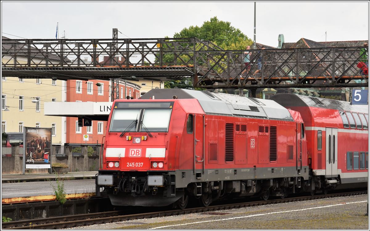 RE4228 nach Stuttgart mit 245 037 macht sich zur Abfahrt bereit in Lindau Hbf. (05.07.2018)