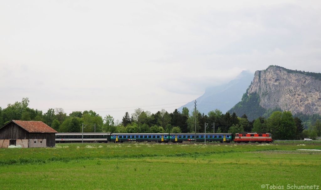Re4/4 '' 11108 mit RE3827 am 09.05.2013 bei Sargans