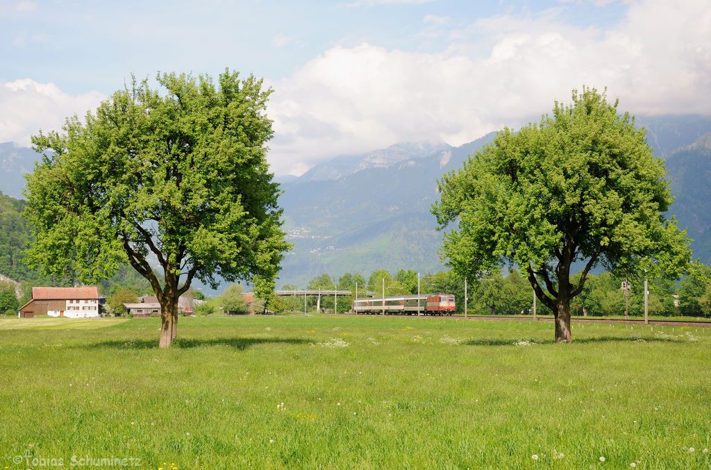 Re4/4 '' 11109 mit RE3823 am 09.05.2013 bei Sargans