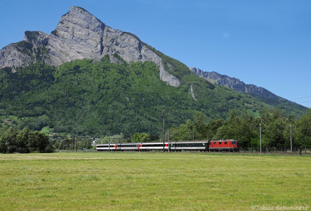 Re4/4'' 11116 mit RE3819 am18.05.2013 bei Sargans