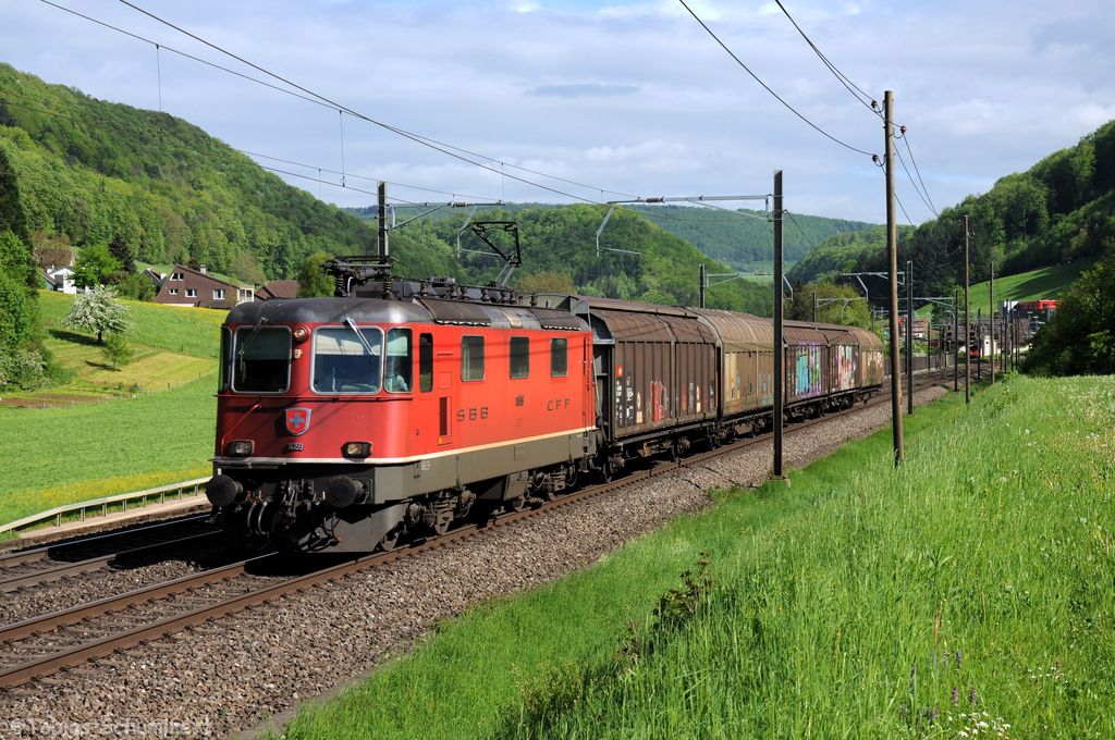 Re4/4''' 11359 mit Güterzug am 10.05.2013 in Tecknau
