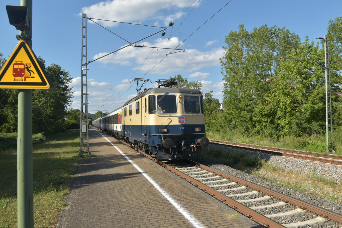 Re4/4  11387 mit einigen Personenwagen am Haken ist hier bei der Durchfahrt in Untergriesheim an der Frankenbahn abgelichtet. Dienstag 7.7.2020
