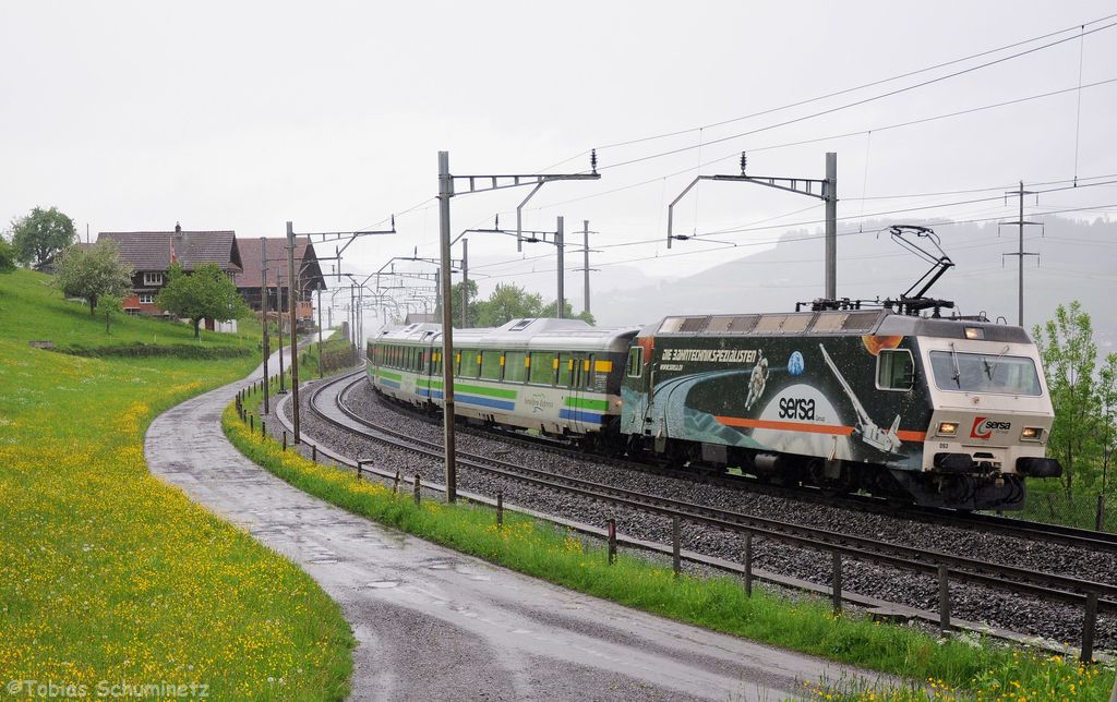 Re456 093 (91 85 4456 093-4 CH-SOB) mit VAE2421 am 12.05.2013 bei Immensee