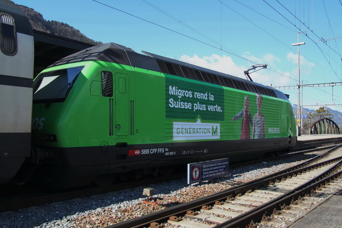 Re460 080-5  MIGROS  mit einem Dosto nach Chur.Die Lok ist hinten am Zug.
Landquart 10.03.17