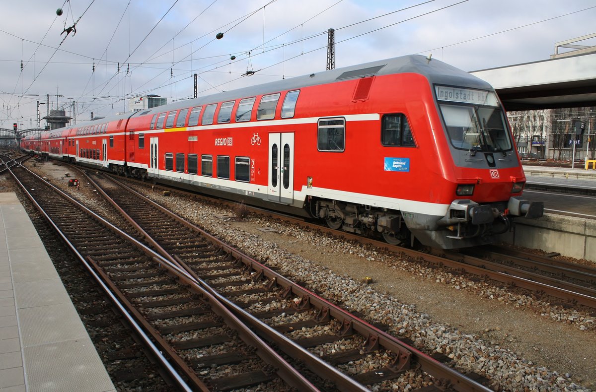 RE4678 nach Ingolstadt Hauptbahnhof fährt am 6.1.2018 aus dem Münchener Hauptbahnhof aus. Zuglok war 111 023-8.