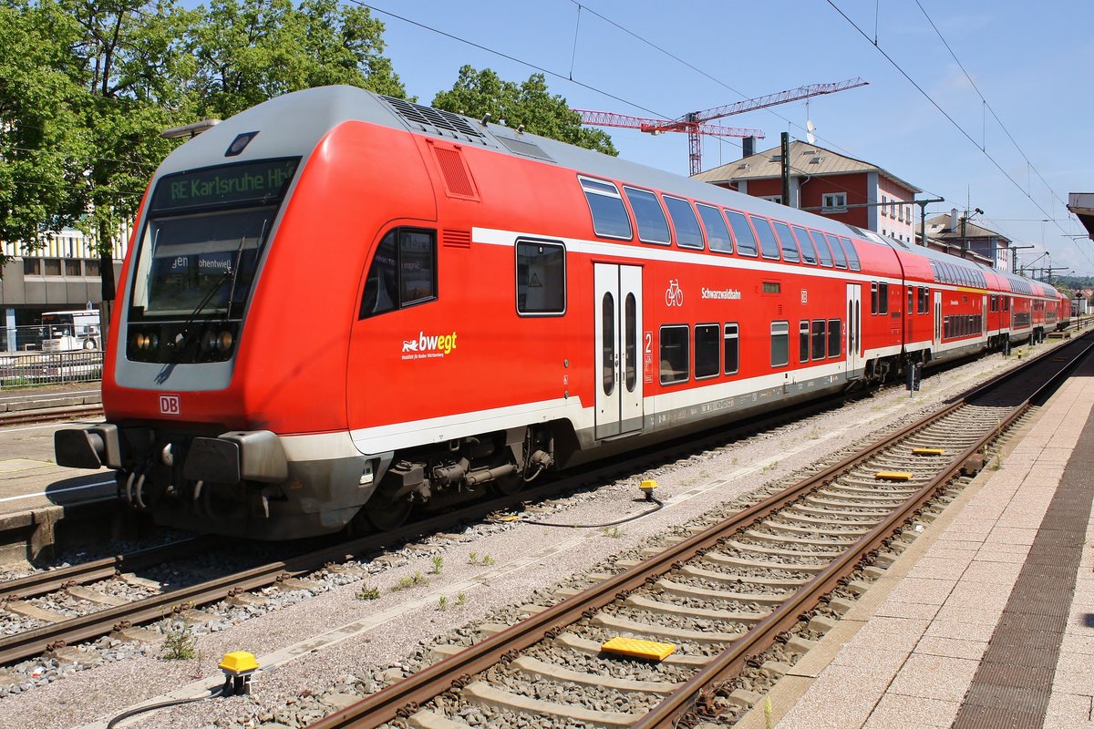 RE4716 von Konstanz nach Karlsruhe Hauptbahnhof fährt am 30.05.2019 aus Singen(Hohentwiel) aus. Schublok war 146 242-3.