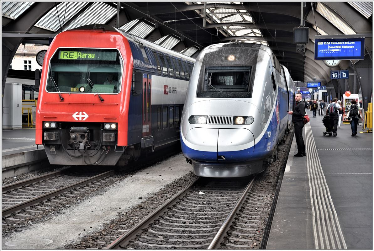 RE4822 mit einer 450er Doppelstockgarnitur nach Aarau und TGV 9222 Duplex4729 nach Paris in Zürich HB. (01.09.2017)