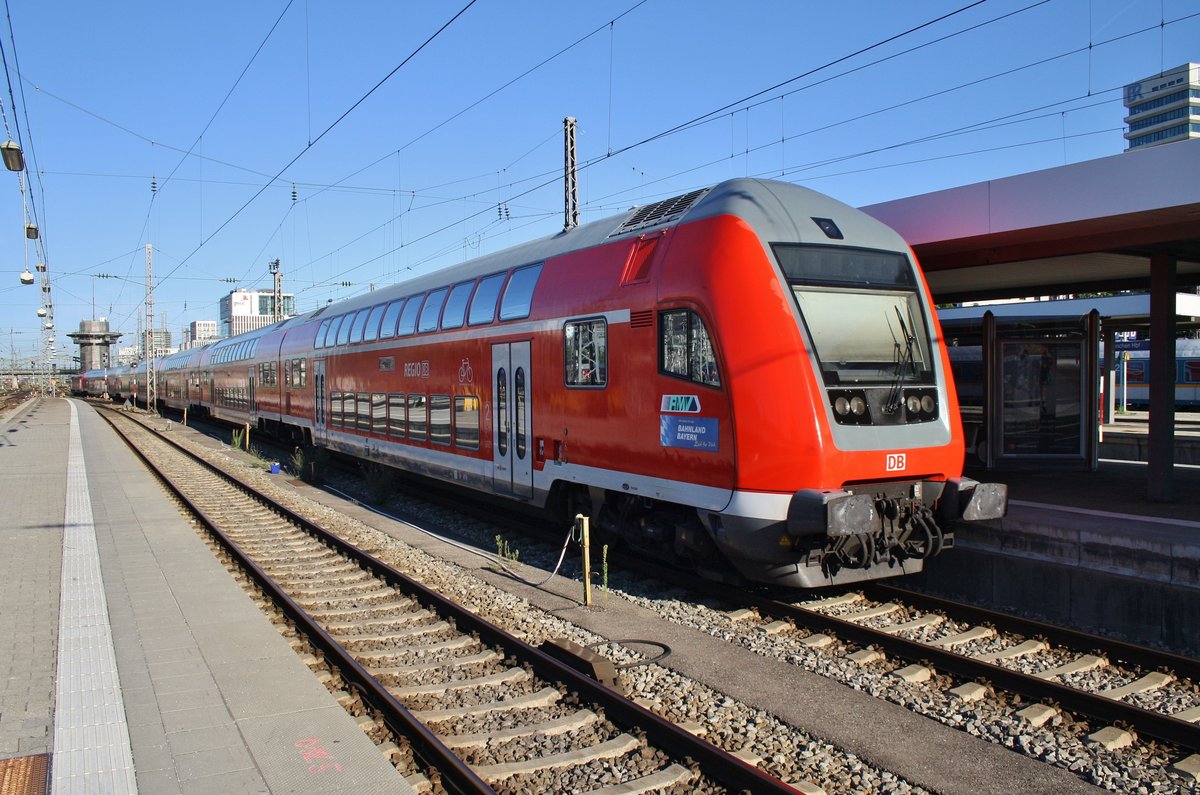 RE4851 von Regensburg Hauptbahnhof fährt am 14.8.2017 aus dem Münchener Hauptbahnhof in Richtung Abstellung aus.