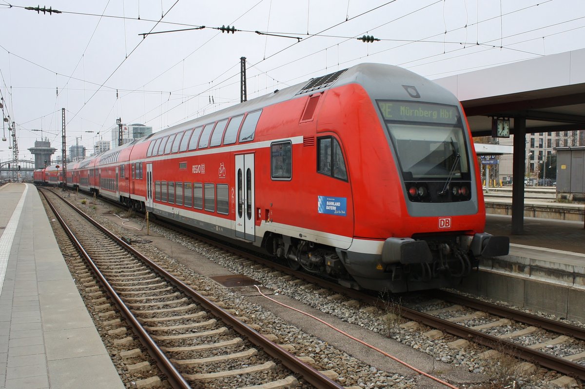 RE4856 von München Hauptbahnhof nach Nürnberg Hauptbahnhof macht sich am 14.11.2018 im Startbahnhof auf den Weg.