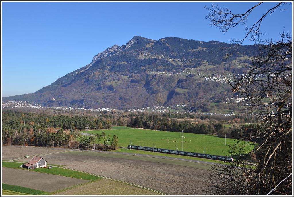RE4867 von Wil nach Chur bei Weite mit einem Teil des Fürstentum Lichtenstein im Hintergrund. Vaduz und Triesenberg sowie die Gaflei sind zu sehen. (11.11.2015)