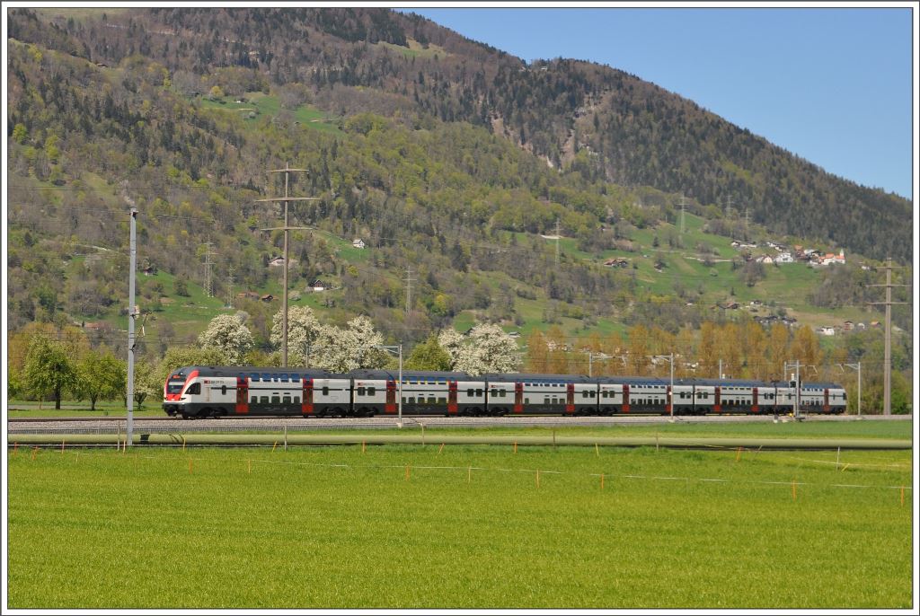 RE4869 nach Chur bei Zizers. (20.04.2016)