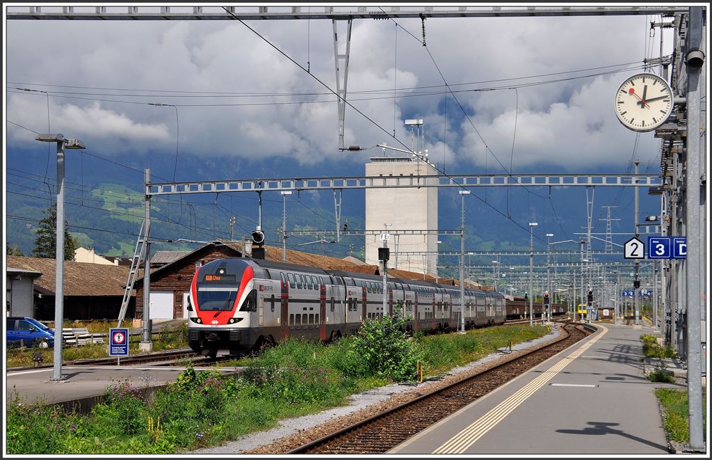 RE4869 von St.Gallen nach Chur trifft in Buchs SG ein. TZ 511 024. (25.08.2015)