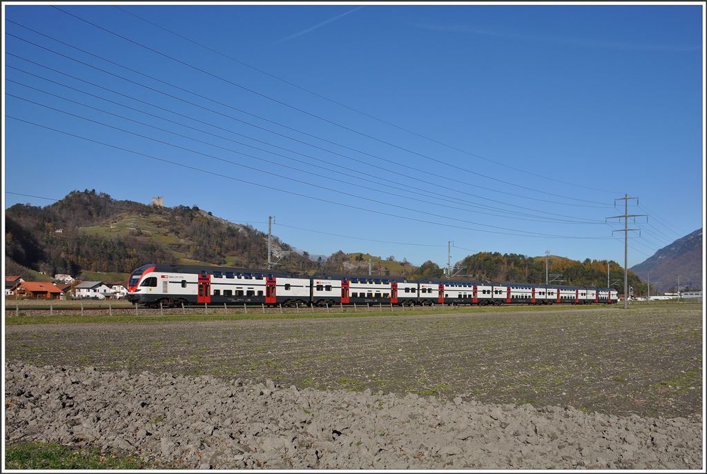 RE4869 von Wil nach Chur bei Weite mit der Ruine Wartau im Hintergrund. (11.11.2015)