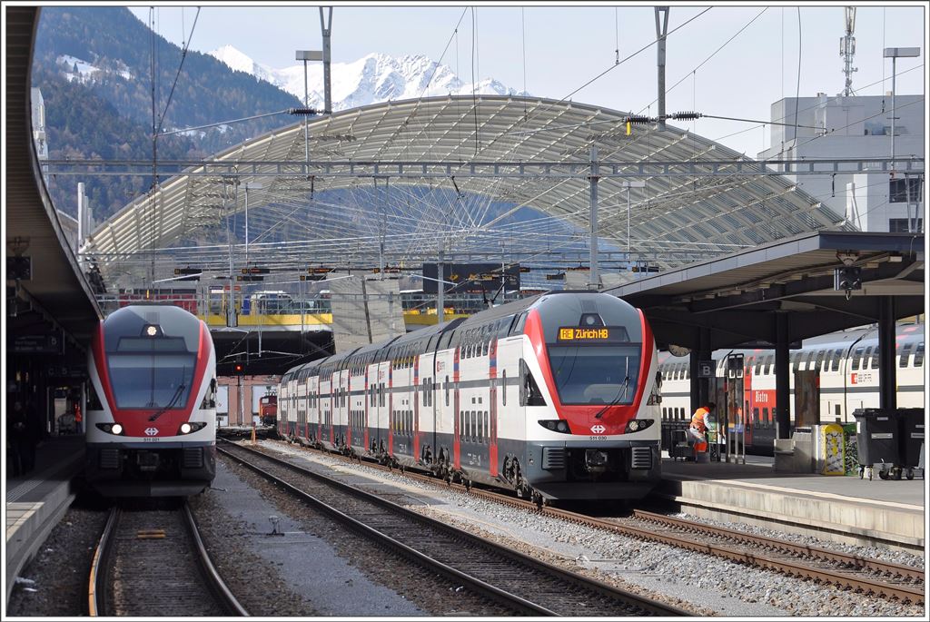 RE4870 mit 511 021 nach Wil und RE5068 mit 511 030 nach Zürich HB warten in Chur auf die Abfahrtszeit. (29.03.2016)