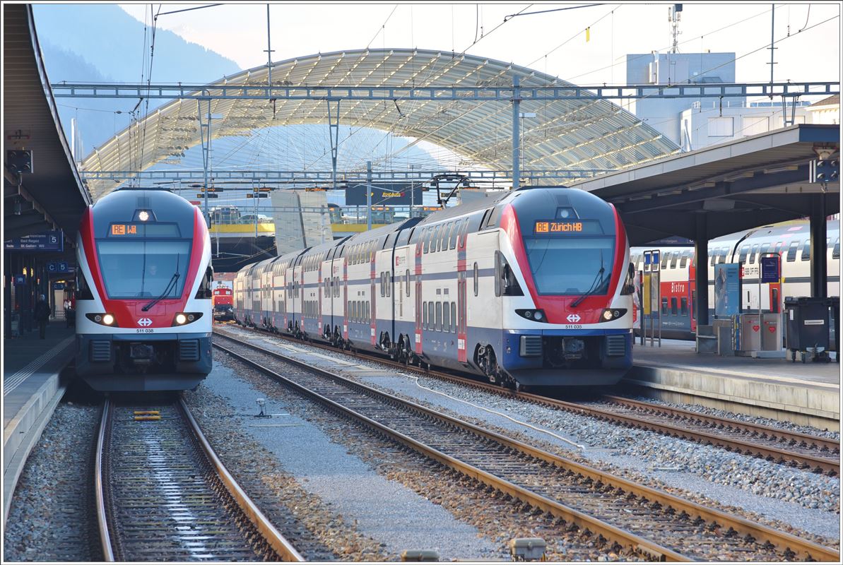 RE4870 nach Wil mit 511 038 und RE5068 nach Zürich mit ZVV 511 035 in Chur. (12.12.2016)