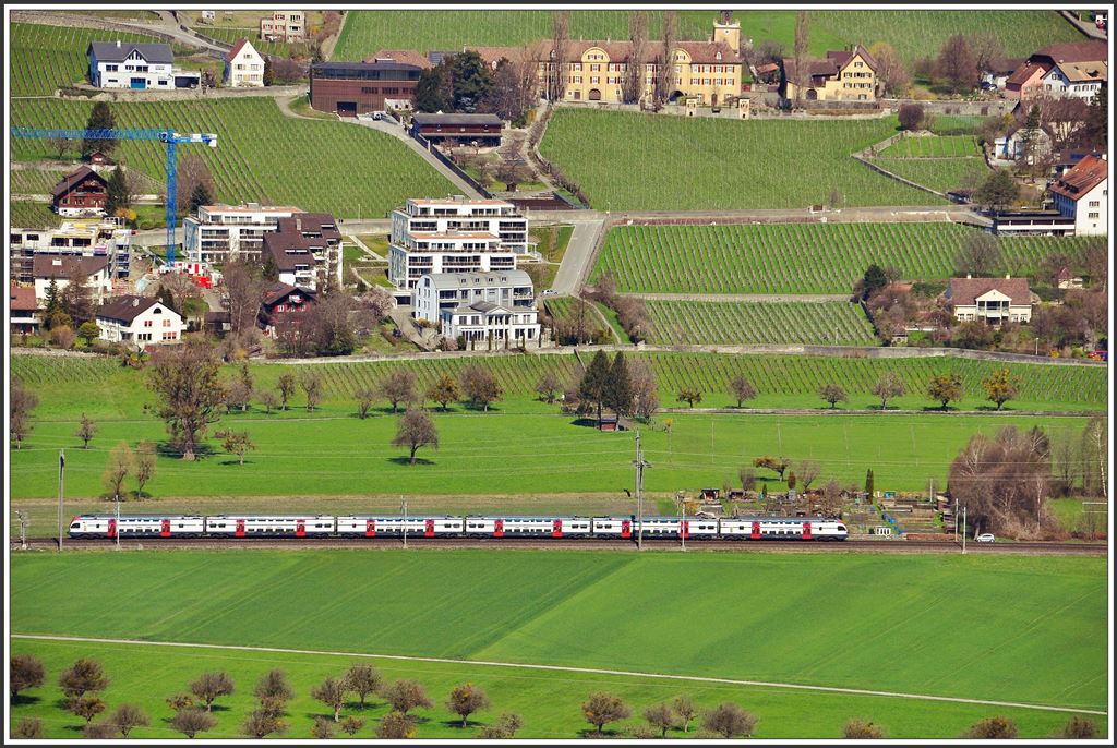 RE4871 zwischen Bad Ragaz und Maienfeld. In den Rebbergen der Bündner Herrschaft steht Schloss Salenegg. (07.04.2015)