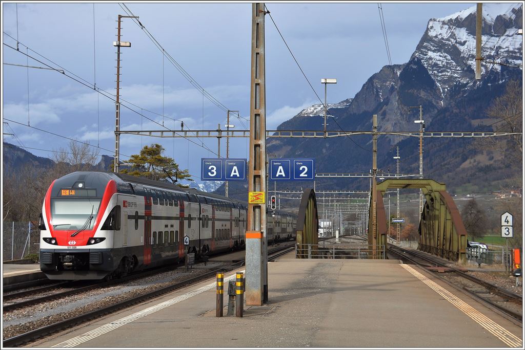RE4874 mit 511 028 verlässt den Bahnhof Landquart. (09.02.2016)