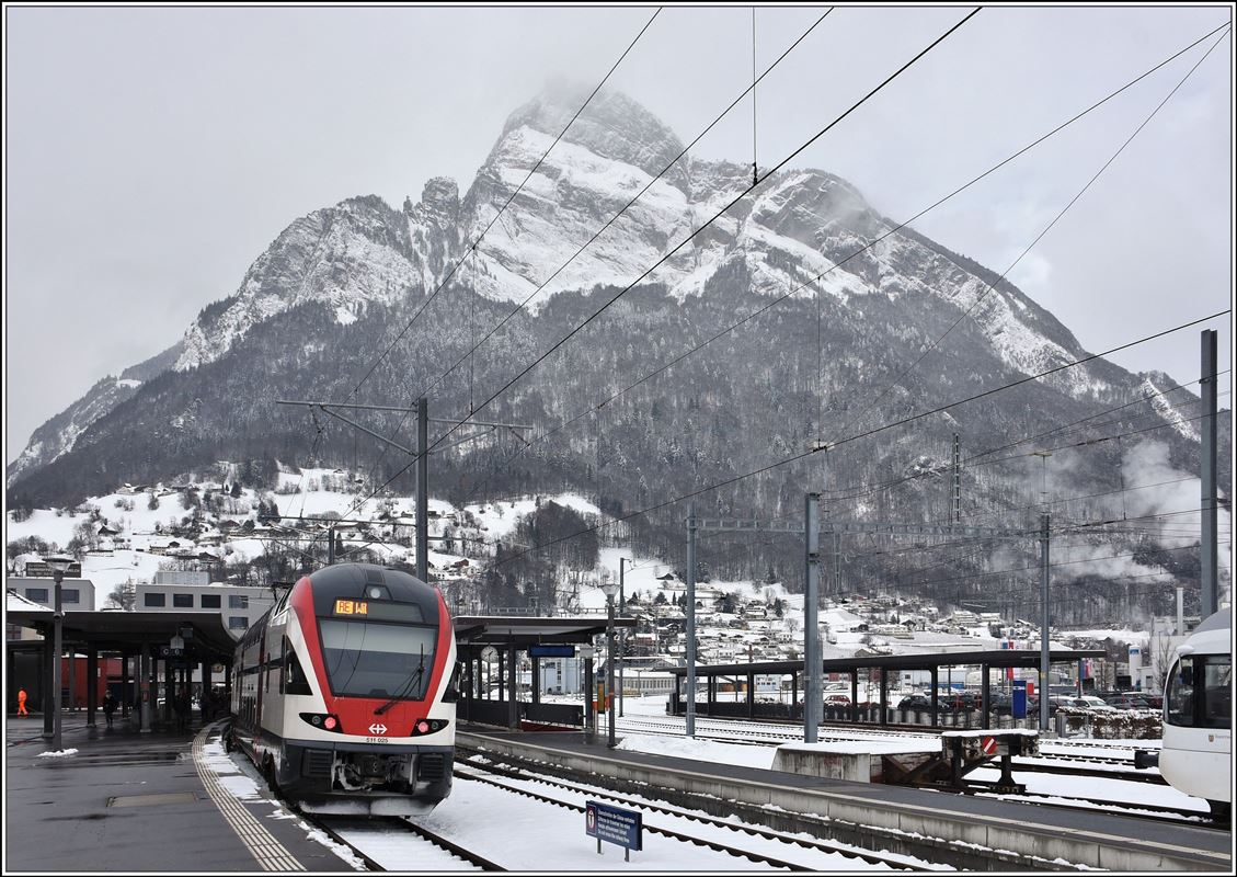 RE4874 nach Wil mit 511 025 in Sargans mit dem Gonzen im Hintergrund. (18.12.2017)