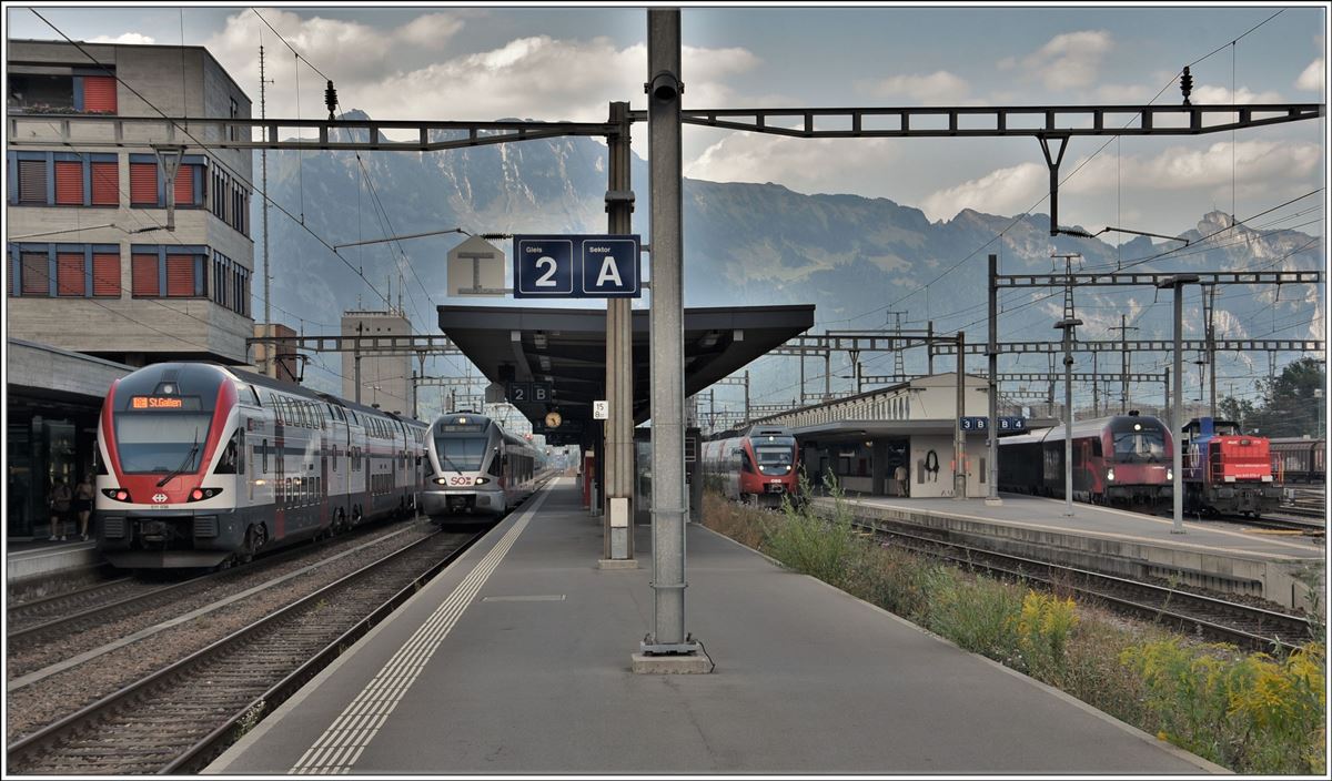 RE4880 mit 511 038 nach St,Gallen, S4 23459 mit 526 043-5 nach Sargans, 4024 021-0 als R5723 nach Feldkirch, RJ162 nach Zürich und Am 843 070-4 in Buchs SG. (22.08.2018)